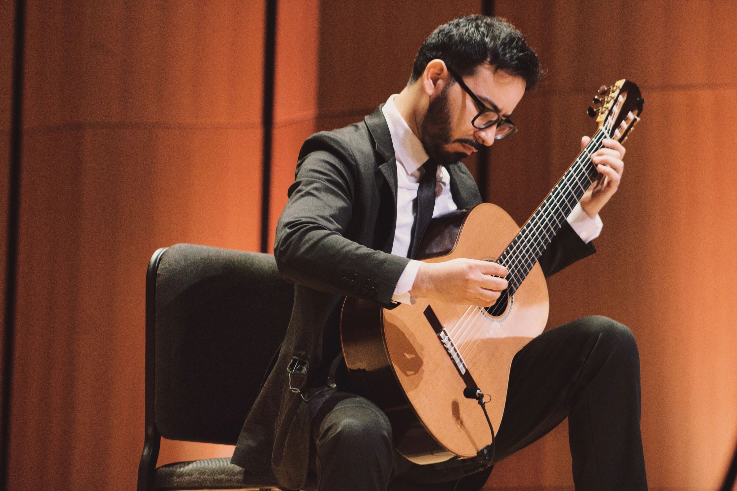 Héctor Javier Rodríguez performing in concert