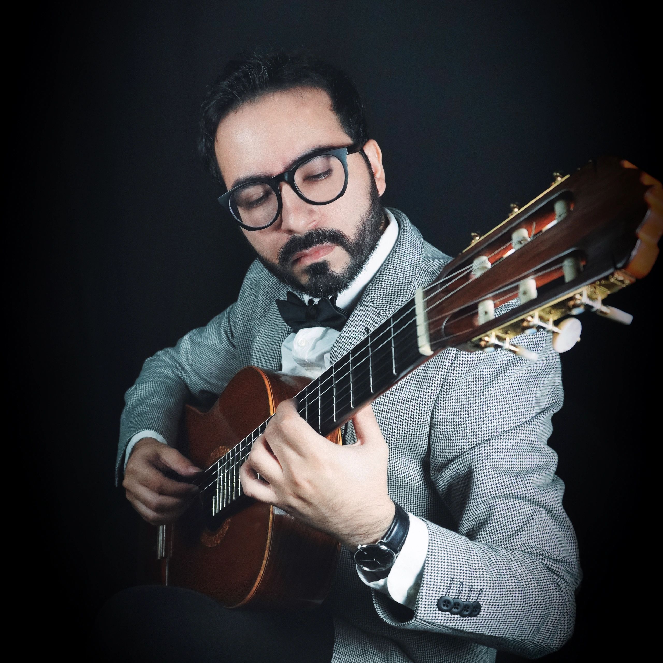 Héctor Javier Rodríguez playing classical guitar
